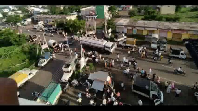 आटपाडी मध्ये जिल्हाधिकाऱ्यांच्या आदेशाला स्थानिक प्रशासनाकडून दुर्लक्ष; चक्क रस्त्यावरच भरवला बाजार


