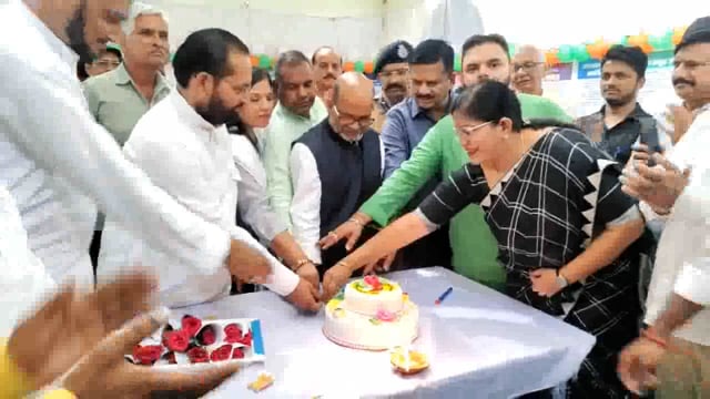बहराइच प्रधानमंत्री नरेंद्र मोदी के जन्मदिन पर विधायकों व जिलाधिकारी ने केक काटकर दी बधाई @Bahraich