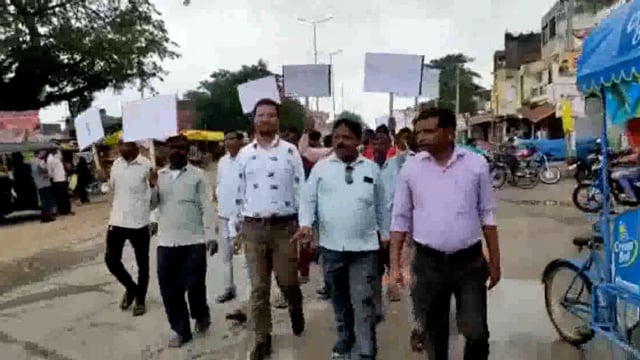 PM के जन्मदिन के मौके पर नगर पंचायत भारत भारी में नगर पंचायत के कर्मचारियों द्वारा  निकाली गई स्वच्छता जागरूकता रैली