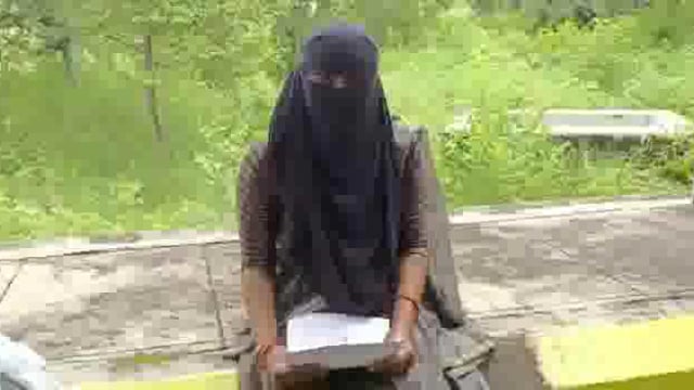 दुष्कर्म पीड़िता ने डीएम से की आरोपी की गिरफ्तारी की मांग