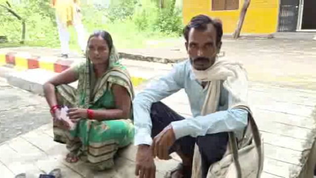 दबंगों पर जमीन में कब्जे का आरोप लगा पीड़ित परिवार ने डीएम से की न्याय की मांग