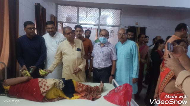 मरीजों को फल वितरित कर मनाया प्रधानमंत्री नरेंद्र मोदी का जन्मदिन