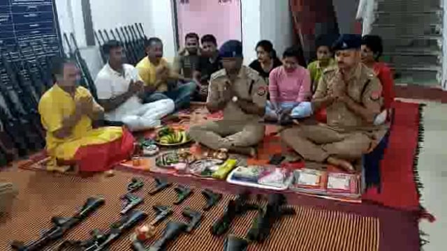 थाना कपिलवस्तु में विश्वकर्मा पूजा के उपलक्ष्य में सदर सीओ के साथ थाने के सभी पुलिस ने थाने में की शस्त्रों की पूजन 
