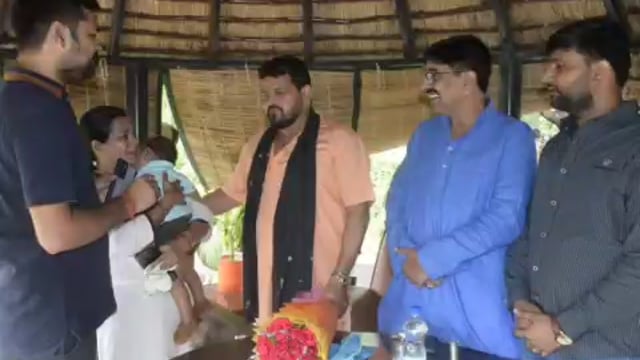 नवाबगंज क्षेत्र के विष्णु हरपुर में जनता दर्शन के दौरान सांसद कैसरगंज ने लोगों की सुनी समस्याएं