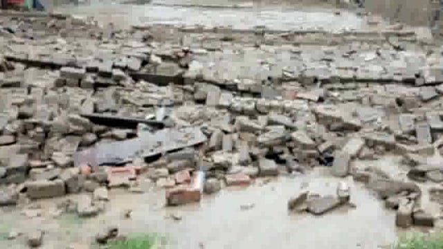 मिहींपुरवा स्थित मोतीपुर तहसील क्षेत्र अंतर्गत चहलवा गांव में बारिश के बीच गिरी घर की दीवाल टलाबड़ा हादसा