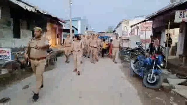 बेला कस्बा क्षेत्रमें एसपी चारु निगम ने पुलिस फोर्स के साथ किया पैदल मार्च,लोगो को दिलाया सुरक्षा का भरोसा