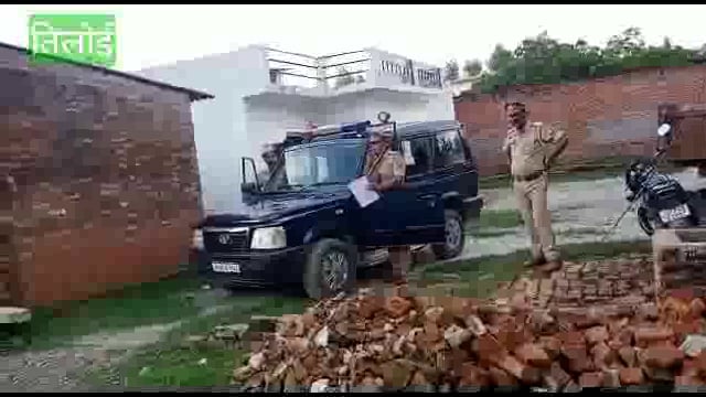 अमेठी - धारा 82सीआरपीसी की हुई कार्यवाही, न्यायालय के आदेश पर मोहनगंज कोतवाली पुलिस ने वांछित अभियुक्त शाहरुख खान के घर 
