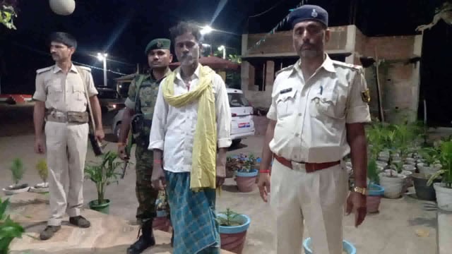 लखीसराय नगर पुलिस ने एक वारंटी को दयाल टोला से किया गिरफ्तार