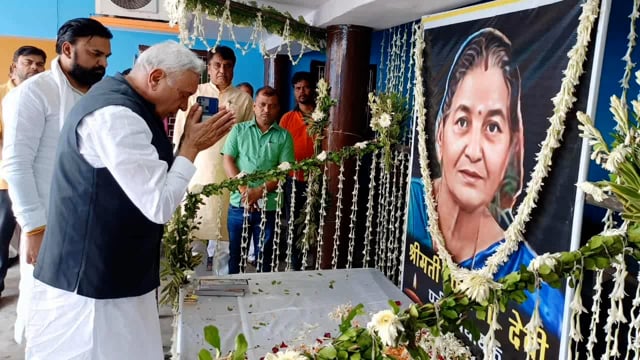 बिहार के विधान परिषद के सभापति देवेश चंद्र ठाकुर पहुँचे तारापुर पूर्व विधायक पार्वती देवी को दिया श्रधंजलि ।