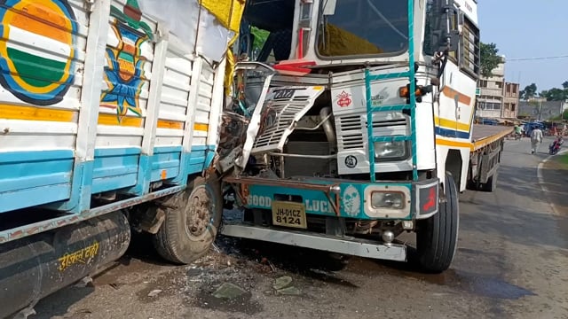 सूरजगढ़ थाना क्षेत्र के मानुचक गांव के पास बीती रात दो ट्रक में हुई आमने सामने भिड़ंत जिसमें एक ट्रक चालक हुए घायल