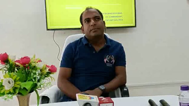 दिव्यापुर कस्बे में आयोजित सेमिनार के बारे में मीडिया को जानकारी देते सीआईएसएफ के डिप्टी कमांडेंट राकेश कुमार