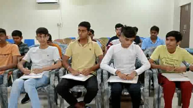 दिव्यापुर कस्बे में सीआईएसएफ के अधिकारियों के द्वारा आर्मी की तैयारी कर रहे अभ्यर्थियों के साथ किया गया सेमिनार का आयोजन