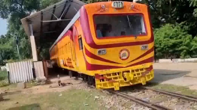 आकर्षक एवं नवीन यात्री सुविधाओं से युक्त नई रेल बस का मथुरा वृंदावन रेल मार्ग पर हुआ ट्रायल