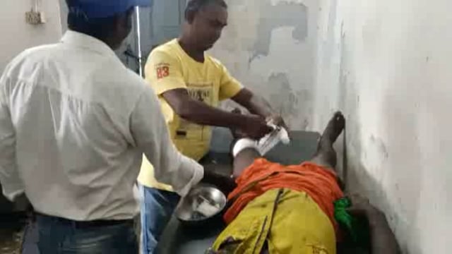 कुशहा मोड़ के पास पेड़ काटने के दौरान मजदूर के पैर कटा,समुदायिक स्वास्थ्य केंद्र मदनपुर में कराया गया भर्ती