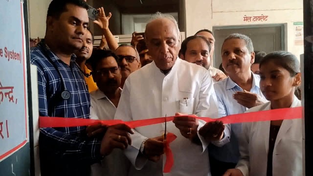 डुमरियागंज सांसद जगदम्बिकापाल ने इटवा CHC में हेल्थ एटीएम मशीन का किया उद्घाटन कहा लोगों को मिलेगी सुविधा ।
