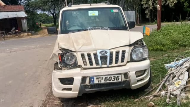 पूर्व विधायक की गाड़ी नीलगाय से टकराई। गाड़ी का अगला हिस्सा क्षतिग्रस्त , बाल-बाल बचे विधायक।