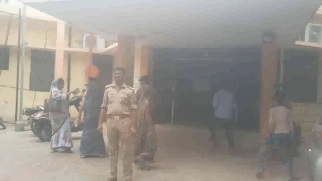 बलदेव डंडा लेकर हॉस्पिटल परिशर मे गु से रदोई के ग्रामीण सरकारी कर्मचारियों को धमकाया सरकारी कागजों से की छेड़छाड़