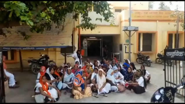 आशा कार्यकरतीयों ने बरसाना सामुदायिकस्वास्थ्य केंद्र पर 6 माह से रुके वेतन को लेकर दिया धरना की नारेबाजी ।