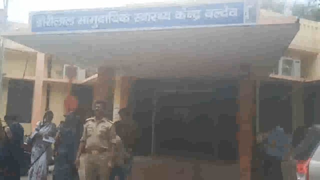 बलदेव डंडा लेकर हॉस्पिटल परिशर मे गु से रदोई के ग्रामीण सरकारी कर्मचारियों को धमकाया सरकारी कागजों से की छेड़छाड़