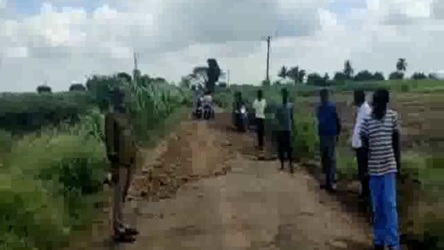 तासगाव तालुक्यातील निमणी ते नेहरूनगर या रस्त्याची डागडुजी ग्रामस्थांच्या सहभागाने व श्रमदानाने पूर्ण करण्यात आली.