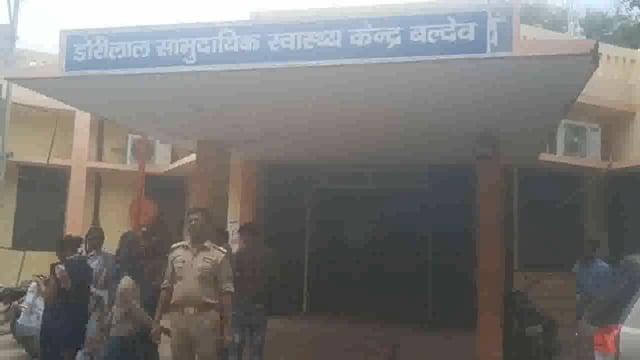 बलदेव डंडा लेकर हॉस्पिटल परिशर मे गु से रदोई के ग्रामीण सरकारी कर्मचारियों को धमकाया सरकारी कागजों से की छेड़छाड़