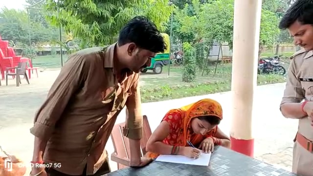 जालौन
पड़ोसी द्वारा मारपीट करने की शिकायत लेकर मासूम बच्ची और पत्नी संग पीड़ित पहुचा थाने