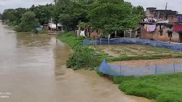 भरवठिया बाजार पिकोरा गांव के पास बढ़ा राप्ती का जलस्तर मदरसा सहित एक दर्जन घरों को खतरा दहशत में ग्रामीण ।
