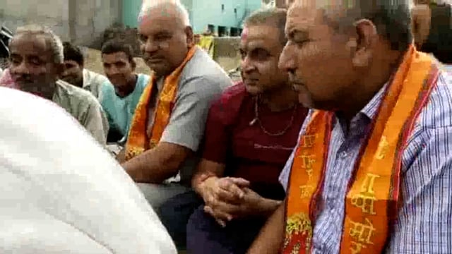 नौहझील के रामलीला मैदान में रामलीला शुभारंभ पर कमेटी के लोगों द्वारा विधिवत पूजा अर्चना के साथ झंडा स्थापित किया 