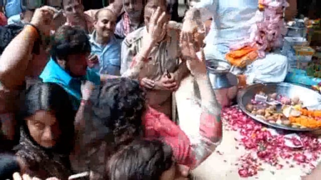 बॉलीवुड अभिनेत्री कंगना रनौत पहुंची ठाकुर बांके बिहारी मंदिर वृंदावन में परिजनों के साथ किए दर्शन