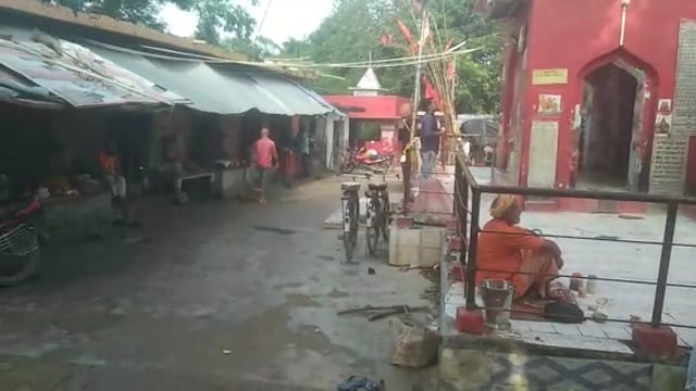 वजीरगंज के सिद्ध पीठ बालेश्वर नाथ मंदिर पर आज सैकड़ो की संख्या मे पहुंचे लोगो ने किया जलाभिषेक