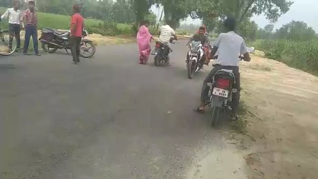 तरबगंज- मोतीगंज मार्ग पर मोटरसइकिल की ठोकर से छात्रा घायल, प्रबंधक ने कराया प्राथमिक उपचार