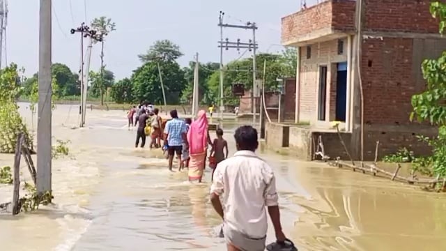 लगातार हो रहे नेपाल के पहाड़ों पर बारिश के बाद सरयू नदी उफान पर