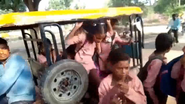 कन्नौज आरटीओ की लाख कार्रवाई के बाद भी धड़ल्ले से भूसे के समान भरे जा  रहे स्कूली बच्चे कभी भी हो सकता है आदेशा रिक्शा