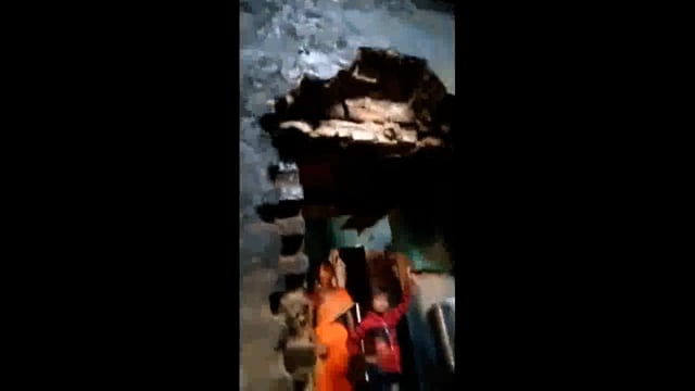 तरबगंज: खाना बनाते वक्त गिरी दीवार बाल बाल बची महिला