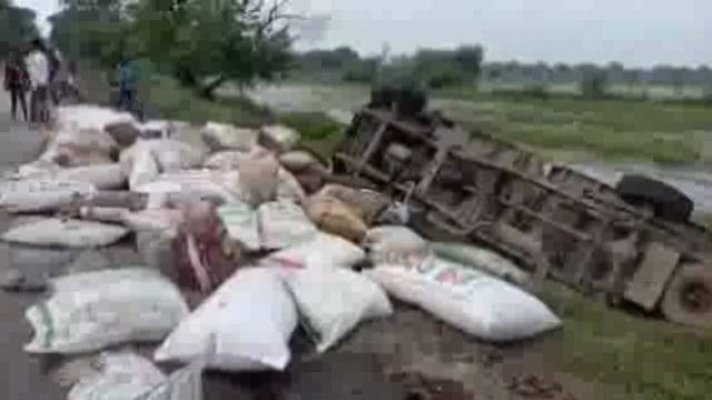 जालौन,कोंच:गाय बचाते हुए अनियंत्रित होकर लाखो के समान सहित पिकअप खंती में पलटी