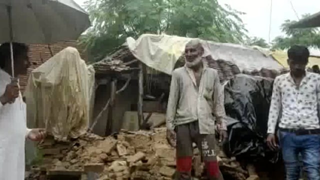 बड़े डिहवा में बारिश से पीड़ित का गिरा घर सांसद प्रतिनिधि राजेश द्विवेदी ने कहा पीड़ित को जल्द मिलेगा आवास ।