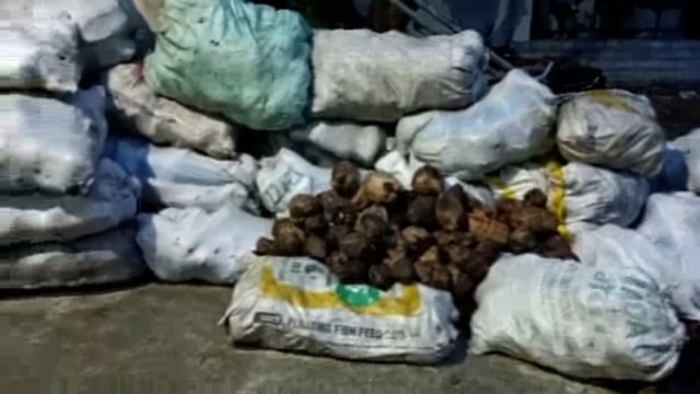 नगमतिया पेट्रोल पंप के पास से मदनपुर पुलिस ने एक ट्रक से 16614 बोतल अंग्रेजी शराब की बरामद,चालक व सहचालक गिरफ्तार    #cr