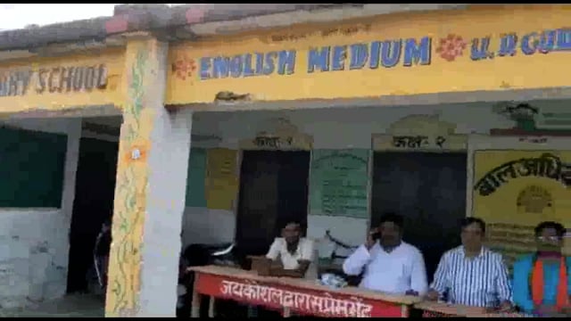 नप0 लालगंज अध्यक्ष पद के भावी उम्मीदवार जय कौशल ने प्रा0 विद्यालयों में डेस्क बेंच उपहार में दिया,छात्रों के चेहरे खिले