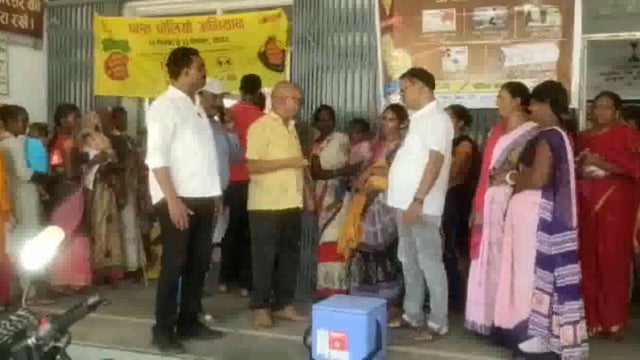 हवेली खड़गपुर सीएचसी में दो बूंद दवा पिलाकर प्रभारी चिकित्सा पदाधिकारी ने किया पल्स पोलियो अभियान का शुभारंभ
