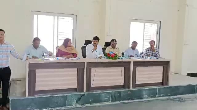 आटपाडी तहसील कार्यालयामध्ये आयोजित केलेली आढावा बैठक फक्त एक “औपचारिकताच”