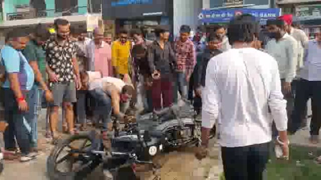 बाइक में घुसा कोबरा,मचा हड़कम्प