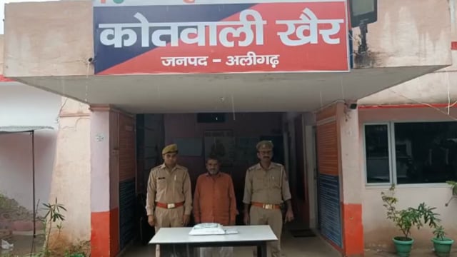 खैर पुलिस ने वासुदेव फार्म हाउस के पास से एक अभियुक्त को 1 किलो गांजे के साथ गिरफ्तार कर भेजा जेल