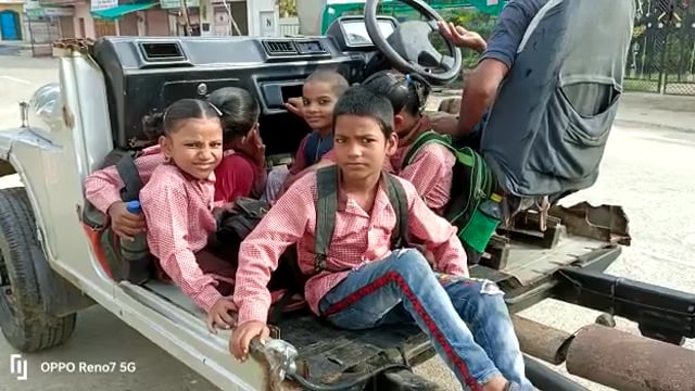 जालौन
अपने पापा के साथ स्कूल जा रहे हैं बच्चे 
