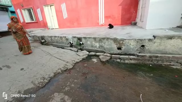 जालौन
नाली का गंदा पानी बह रहा सड़क पर
नगर क्षेत्र के प्रसिद्ध द्वारिका धीष मंदिर , बड़ी माता मंदिर में श्रद्धालु परेशान