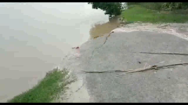 गोंडा पहाड़ी इलाकों से आने वाले बारिश के पानी व लगातार बारिश के बाद बड़ा घाघरा का जलस्तर