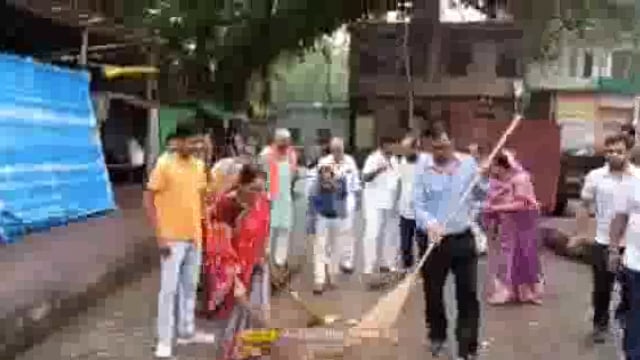 कोंच:सेवा पाखवाड़ा कार्यक्रम के अंतर्गत भाजपाइयों ने चलाया स्वच्छता अभियान झाड़ू लगाकर की साफ सफाई