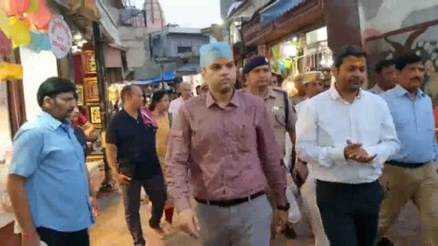 नवागत जिलाधिकारी पुलकित खरे ने चार्ज संभालने से पूर्व किये ठाकुर बांके बिहारी के दर्शन