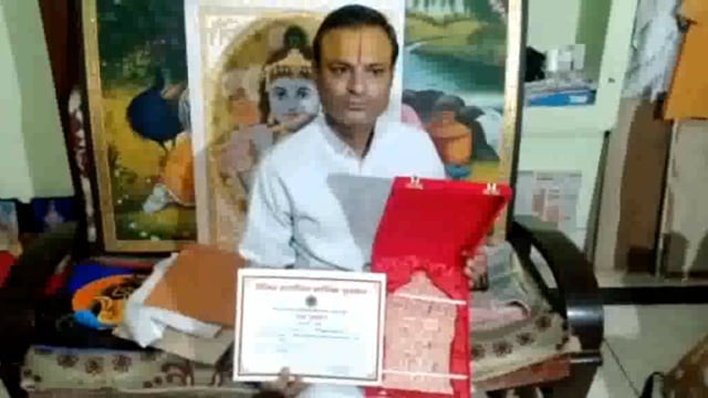 सीएम योगी जी द्वारा लखनऊ में आयोजित कार्यक्रम में कृष्ण कांत गॉड को पेंटिंग मैं राज्य पुरस्कार से सम्मानित किया