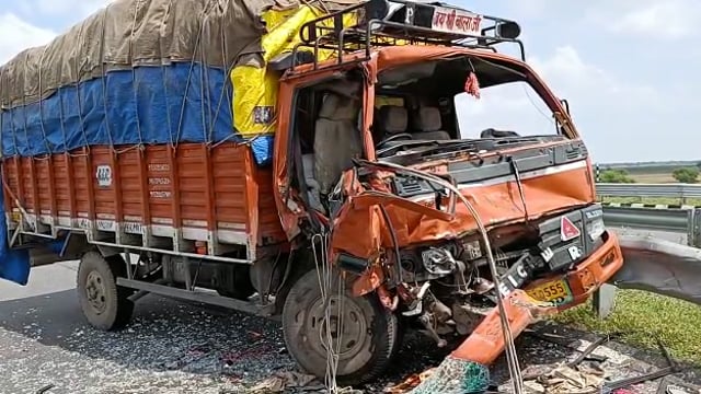 जालौन
बुंदेलखंड एक्सप्रेस वे पर आमने-सामने भिड़े दो वाहन
तीन लोग हुए घायल
राहगीरों और पुलिस की मदद से पहुंचाया अस्पताल 