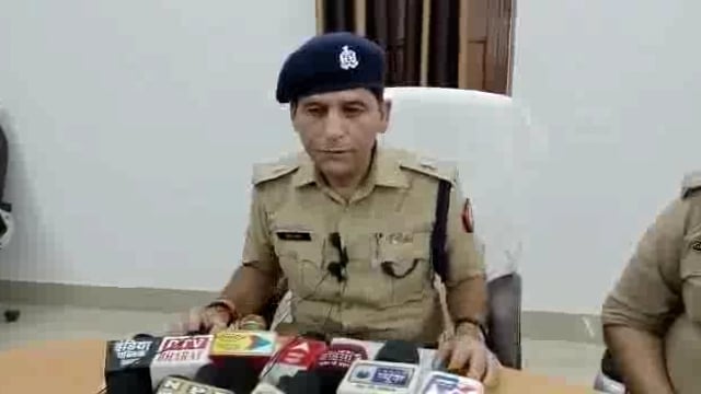 जालौन
लोगों की मदद करने के बहाने एटीएम कार्ड बदलकर फ्राड करने वाले गैंग का सदस्य गिरफ्तार
अपर पुलिस अधीक्षक ने दी जानकार